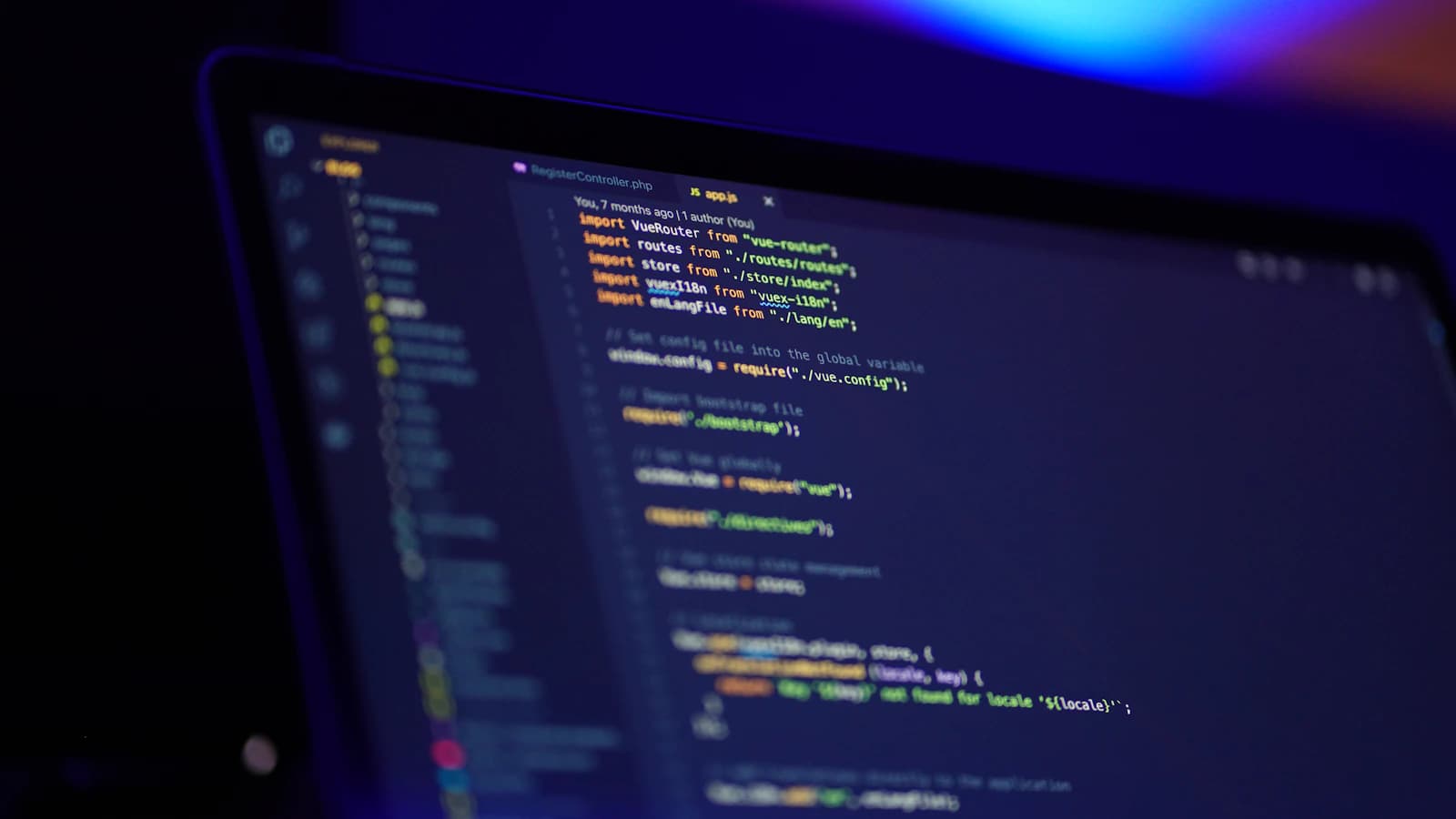 プログラムのコードを表示したノートパソコン