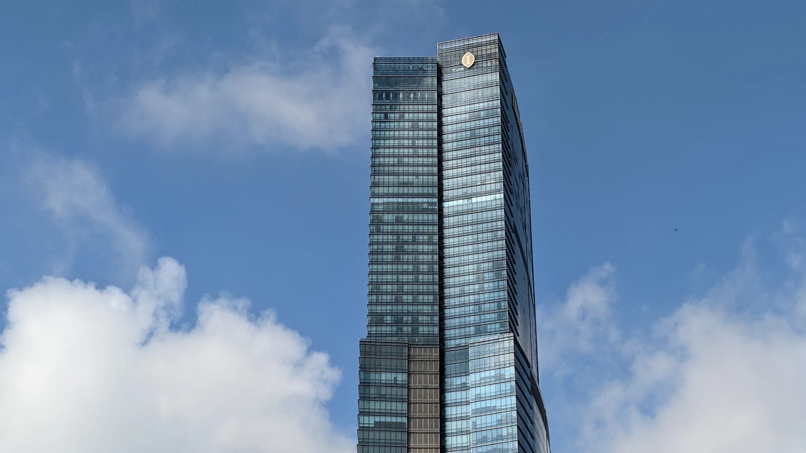 青空を背景にしたハノイの京南ランドマーク72